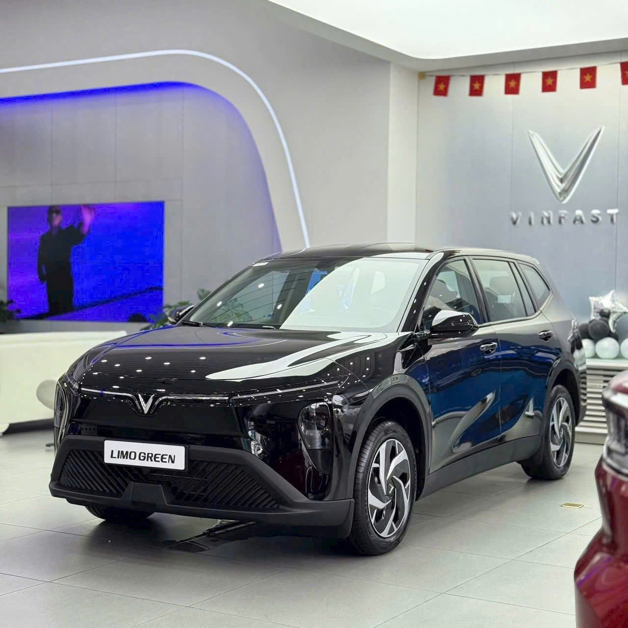 Limo Green 2026 màu đen